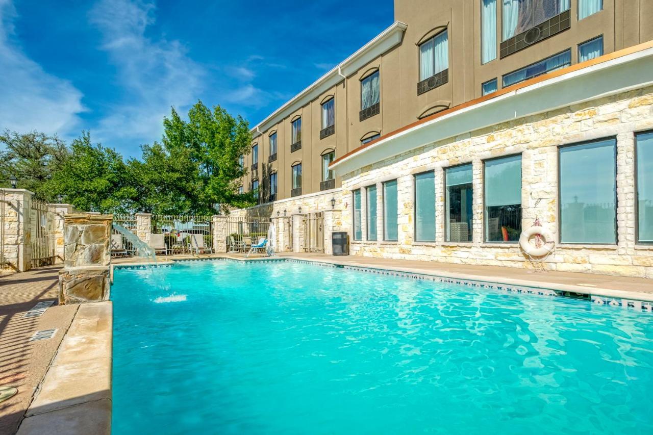 Holiday Inn Express And Suites Beeville By Ihg Экстерьер фото