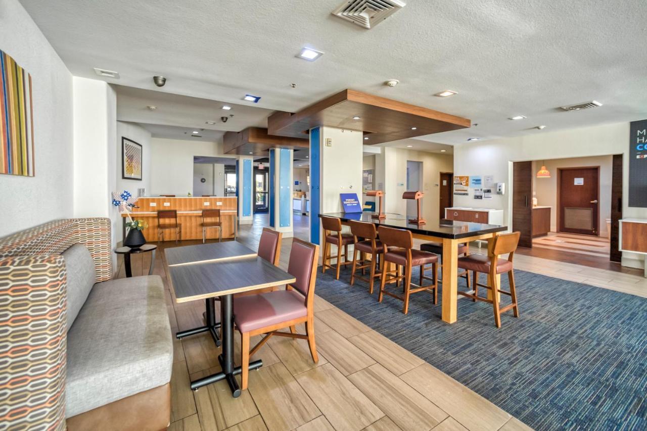 Holiday Inn Express And Suites Beeville By Ihg Экстерьер фото