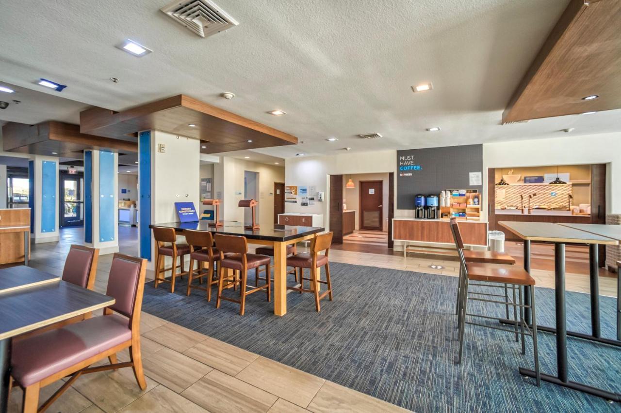 Holiday Inn Express And Suites Beeville By Ihg Экстерьер фото