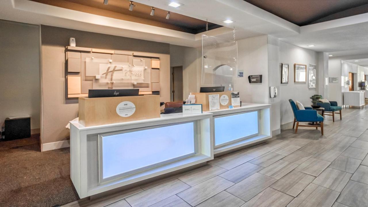 Holiday Inn Express And Suites Beeville By Ihg Экстерьер фото