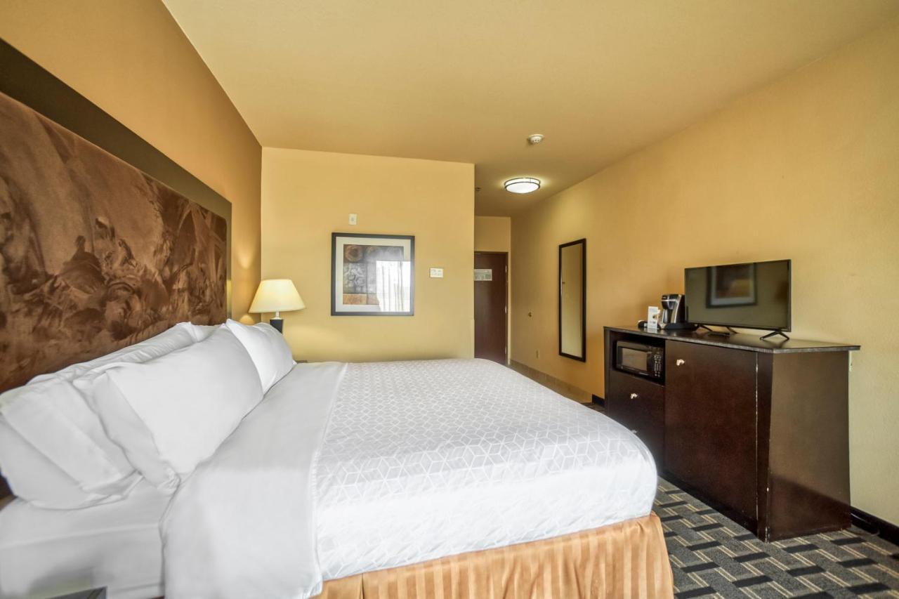 Holiday Inn Express And Suites Beeville By Ihg Экстерьер фото