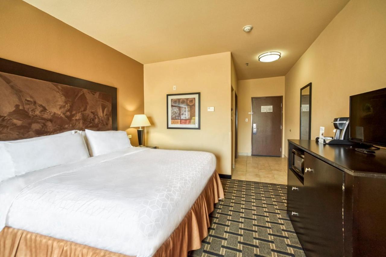 Holiday Inn Express And Suites Beeville By Ihg Экстерьер фото
