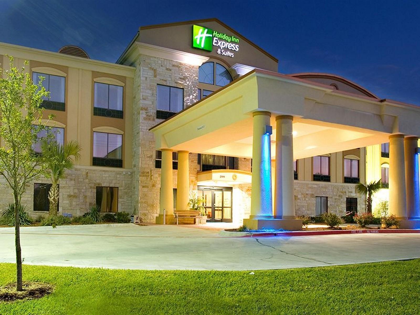 Holiday Inn Express And Suites Beeville By Ihg Экстерьер фото